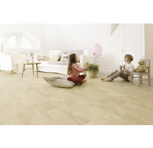 Helles Wohnzimmer mit Kindern auf Laminatboden