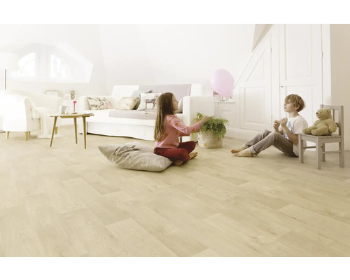 Helles Wohnzimmer mit Kindern auf Laminatboden