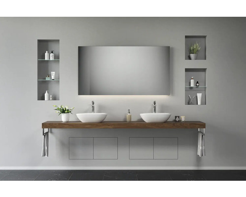 Modernes Badezimmer mit Doppelwaschbecken, Spiegel und Wandregalen