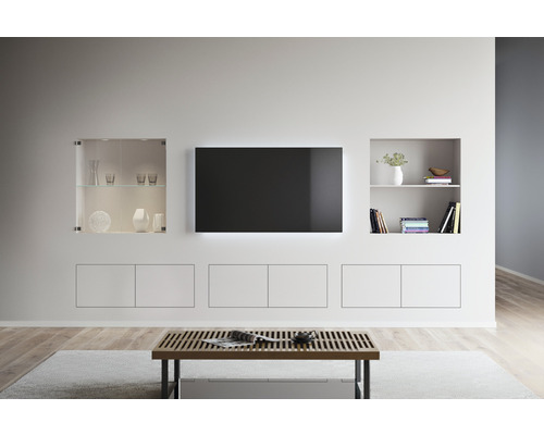 Wohnzimmer mit TV-Wand, Regalen und Holztisch