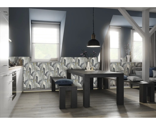 Heller Wohnraum mit Esstisch, Sitzbank und Wandpaneelen im Holzdesign