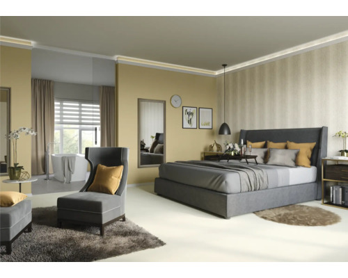 Schlafzimmer mit Bett, Sessel, Spiegel und Badewanne