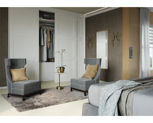 Helles Schlafzimmer mit Kleiderschrank, Sesseln und Dekoration