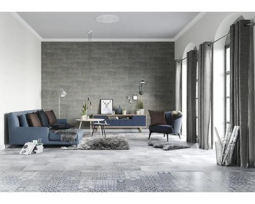 Wohnzimmer mit Couch, Sessel, Kommode und dekorativen Elementen in Grau und Blau