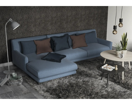 Wohnzimmer mit Ecksofa, Couchtisch und Stehlampe
