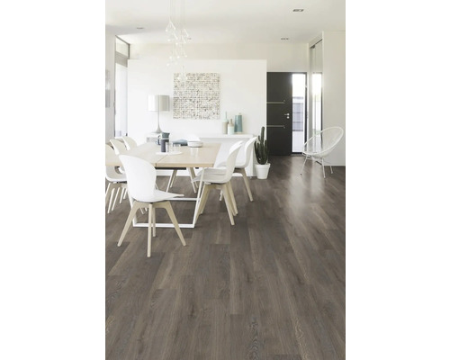 Heller Essbereich mit Esstisch, Stühlen und Laminatboden in Holzoptik.