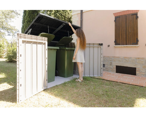 Abfalltonnenbox mit drei Mülltonnen und einer Frau, die den Deckel öffnet