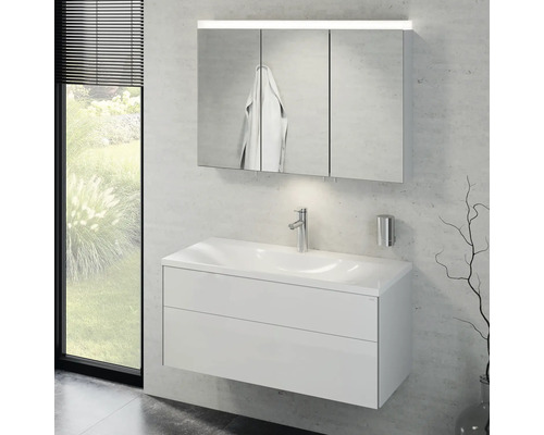 Badezimmer mit Waschbeckenunterschrank, Waschtisch, Spiegelschrank mit Beleuchtung und Armatur