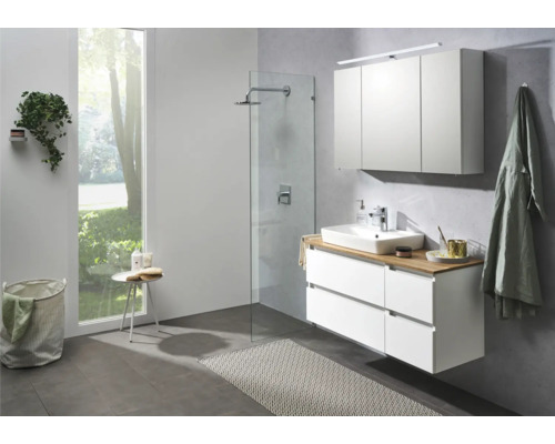 Modernes Badezimmer mit Waschbecken, Unterschrank, Spiegelschrank und Dusche