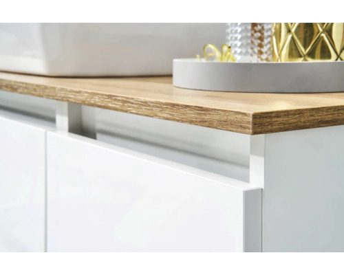 Detailaufnahme eines Badezimmerschranks mit Holzarbeitsplatte und weißen Fronten