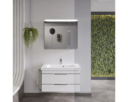 Modernes Badezimmer mit weißem Waschtischunterschrank, Spiegelschrank mit Beleuchtung und Armatur.