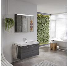 Modernes Badezimmer mit Waschtischunterschrank, Spiegelschrank und Badewanne
