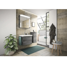 Modernes Badezimmer mit Waschtisch, Spiegelschrank, Badewanne und Zimmerpflanze