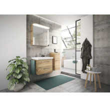 Modernes Badezimmer mit Waschtisch, Spiegelschrank, Hochschrank und Badewanne