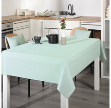 Esstisch mit mintgrüner Tischdecke in einer hellen Küche