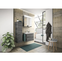 Modernes Badezimmer mit Waschtisch, Spiegelschrank und Hochschrank in Holzoptik sowie Badewanne