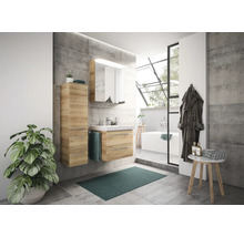Modernes Badezimmer mit Waschtisch, Spiegelschrank, Hochschrank, Badteppich und Dekoration