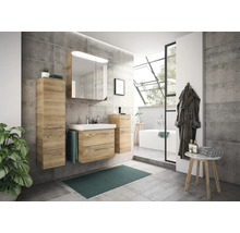Modernes Badezimmer mit Waschtisch, Spiegelschrank und Hochschrank in Holzoptik vor grauer Wand