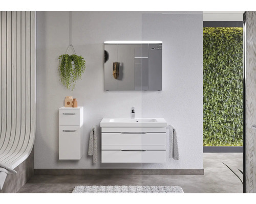 Badezimmer mit Waschtisch, Spiegelschrank und Unterschrank