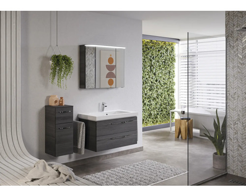 Modernes Badezimmer mit Waschtisch, Spiegelschrank, Unterschrank und vertikalem Garten