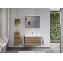 Badezimmer mit Waschtisch, Spiegelschrank und Hängeschrank in Holzoptik