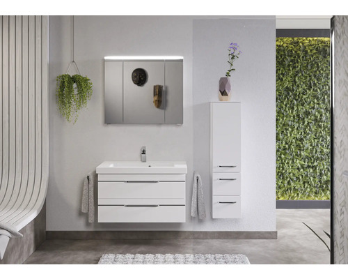 Badezimmer mit weißem Waschtischunterschrank, Spiegelschrank und Hochschrank