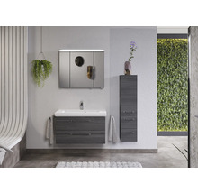 Modernes Badezimmer mit Waschbeckenunterschrank, Spiegelschrank und Hochschrank