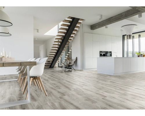 Heller Wohnraum mit Holzboden, Treppe und Küchenzeile