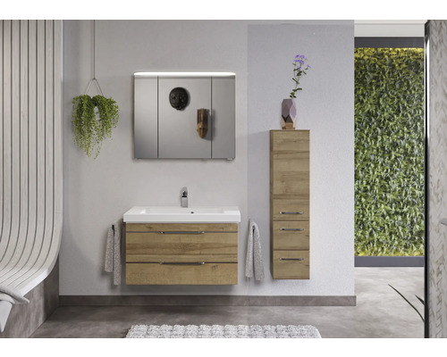 Badezimmer mit Waschtischunterschrank, Spiegelschrank und Hochschrank im Holzdesign