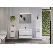 Modernes Badezimmer mit Waschtisch, Spiegelschrank, Hochschrank und Hängeschrank.