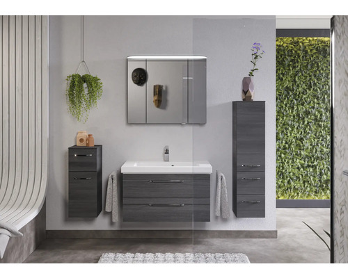 Badezimmer mit Waschtischunterschrank, Spiegelschrank und Hochschrank in Holzoptik