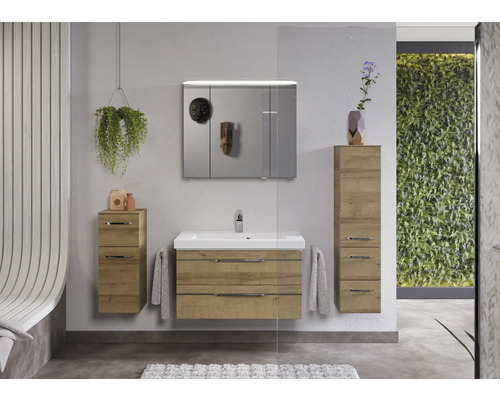 Badezimmer mit Waschtisch, Spiegelschrank und Hochschränken in Holzoptik