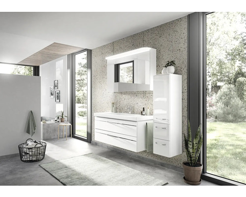 Modernes Badezimmer mit weißem Waschtisch, Spiegelschrank und Hochschrank vor großem Fenster