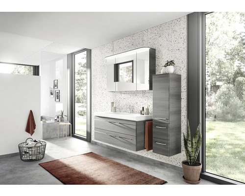 Modernes Badezimmer mit Waschtisch, Spiegelschrank und Hochschrank in Holzoptik