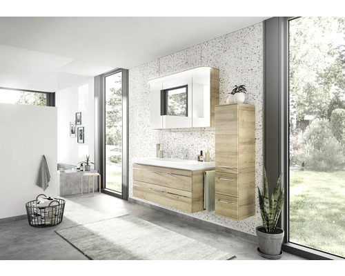 Modernes Badezimmer mit Waschtisch, Spiegelschrank und Hochschrank in Holzoptik vor großem Fenster.