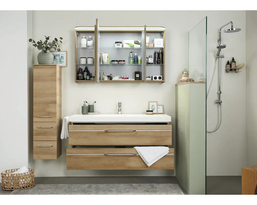 Helles Badezimmer mit Waschtischunterschrank, Spiegelschrank und Dusche