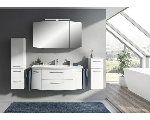 Modernes Badezimmer mit weißem Waschtisch, Spiegelschrank und Hochschrank