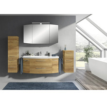 Badezimmer mit Waschtisch, Spiegelschrank und Hochschränken in Holzoptik