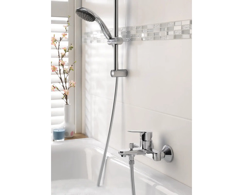 Badezimmer mit Badewannenarmatur, Brausestange und Handbrause