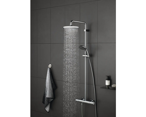 Duscharmatur mit Kopf- und Handbrause im Badezimmer mit laufendem Wasser