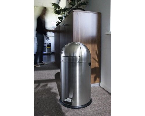 Edelstahl Abfalleimer mit Fußpedal in Büroumgebung