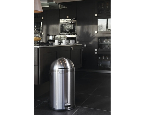 Edelstahl-Treteimer in einer Küche