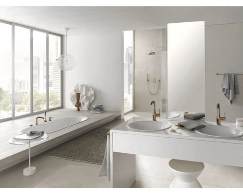 Helles Badezimmer mit Badewanne, Doppelwaschtisch, Armaturen und großem Fenster