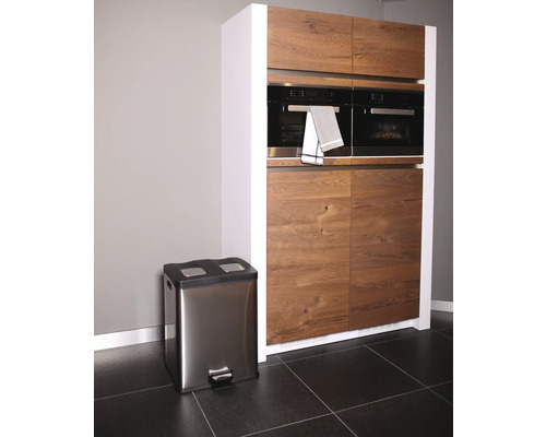 Moderne Küche mit Einbauschränken, Doppelbackofen und einem Abfalltrennsystem mit zwei Fächern.