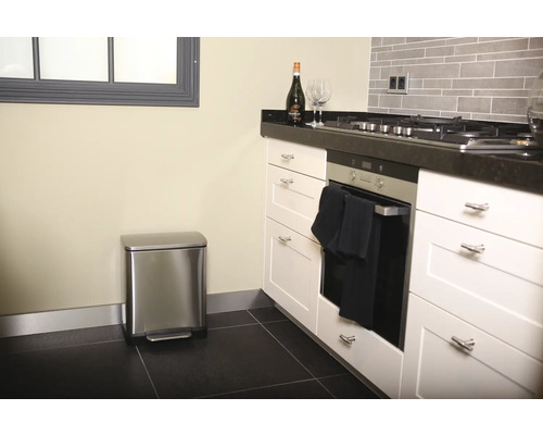 Küche mit Edelstahl Abfalleimer, Spüle und Kochfeld