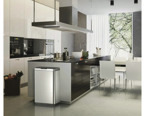 Moderne Küche mit Kochinsel, Edelstahl Mülleimer und Essbereich