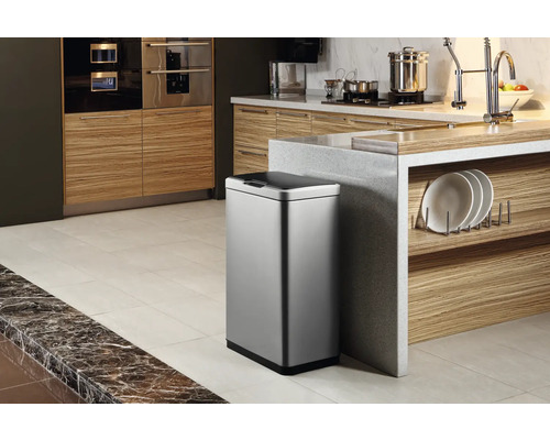 Abfalleimer aus Edelstahl in einer modernen Küche