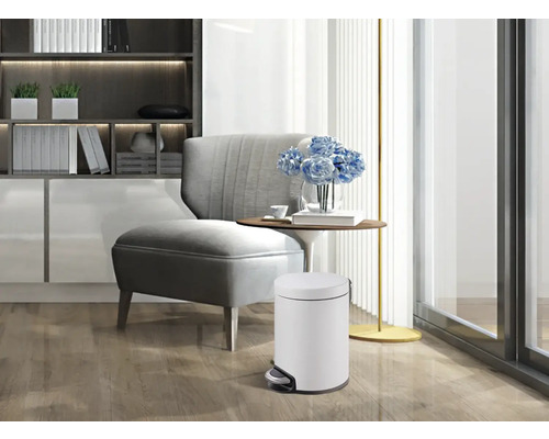 Szene eines Wohnzimmers mit einem weißen Treteimer im Vordergrund