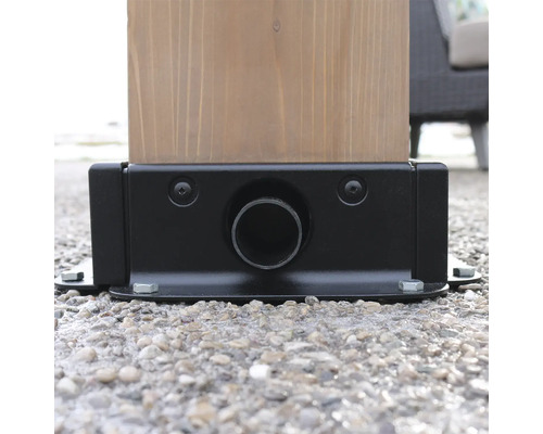 Detailansicht einer Holzpfostenbefestigung mit Rohrdurchführung