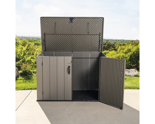 Geöffnete Gerätebox zur Aufbewahrung von Gartengeräten und -zubehör im Außenbereich.